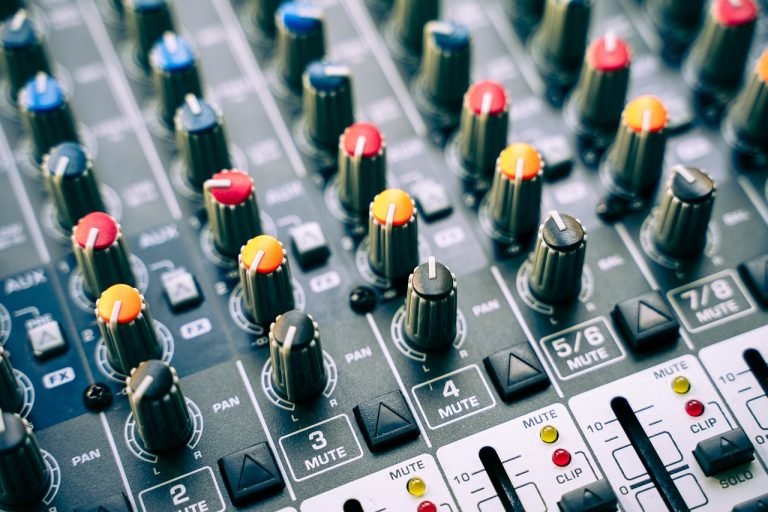 Choosing the Right Music System for Your Business Workspace